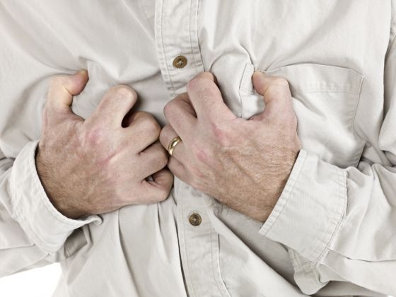Давящие боли за грудиной служат признаком инфаркта миокарда (фото: www.serdcezdorovo.ru)