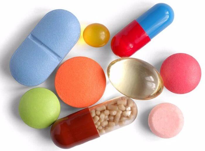 Какие есть витамины таблетки. Витамины таблетки. Разноцветные витаминки. Витаминхо таблетки.
