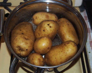 Картофель для процедуры нужно предварительно хорошо вымыть!