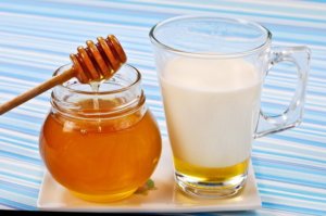 Теплое молоко с медом поможет быстрее вылечить кашель у ребенка