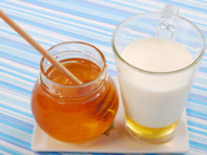 Теплое молоко с медом – эффективное средство от ангины