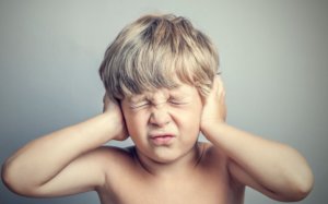 Что делать, если ребенок жалуется на боль в ушах?