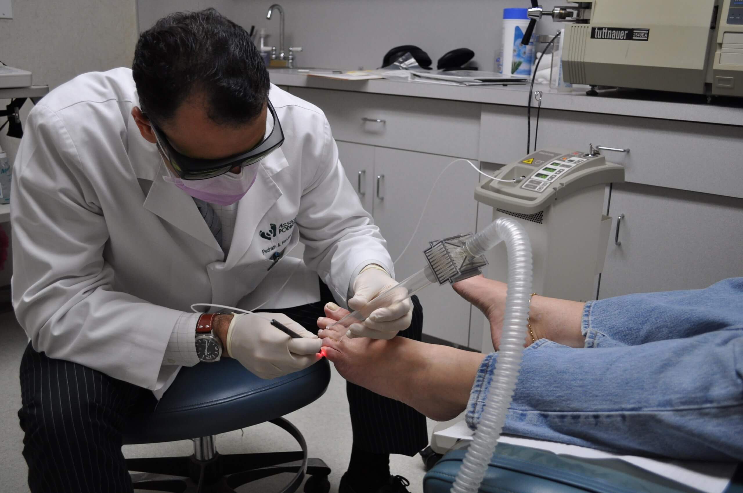 Дерматолог ног. Лазерная терапия грибка ногтей. Аппарат для фотодинамической терапии. Врач миколог.